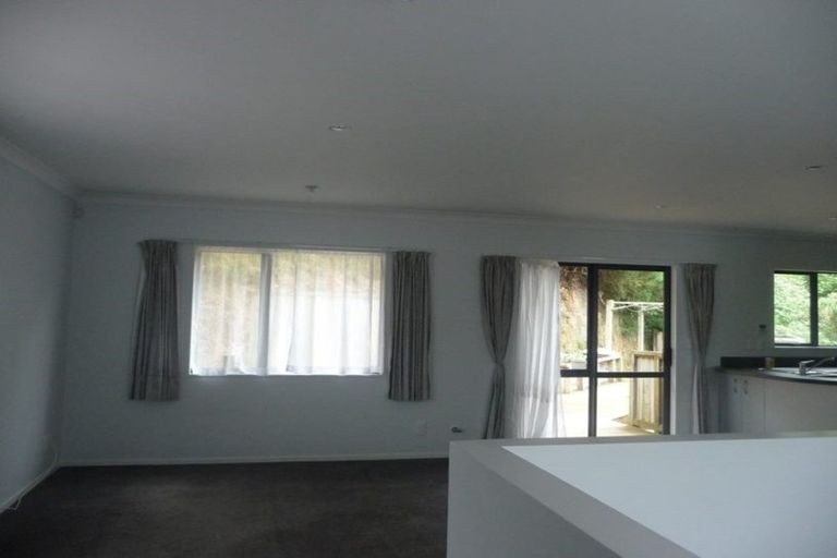 Photo of property in 4 Stella Grove, Newlands, Wellington, 6037