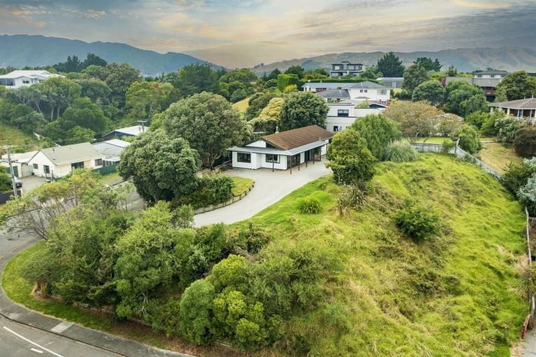 Photo of property in 2 Flaxmere Street, Waikanae Beach, Waikanae, 5036