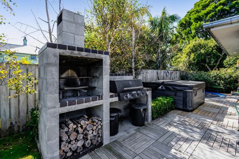 Photo of property in 77 Brooklands Road, Brooklands, New Plymouth, 4310