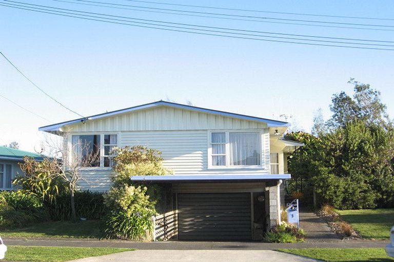 Photo of property in 3 Lowestoft Place, West End, Palmerston North, 4412