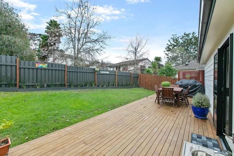 Photo of property in 2/1 Landsdale Place, Massey, Auckland, 0614