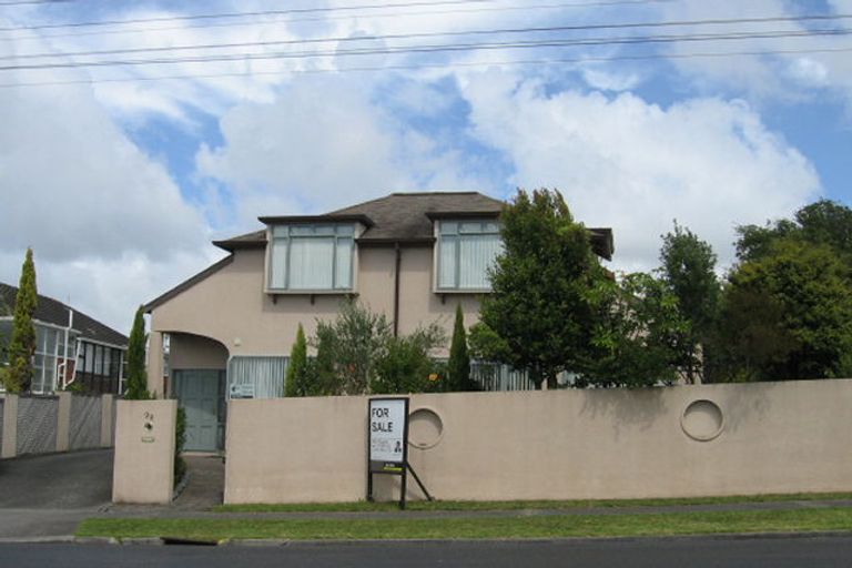 Photo of property in 1/98 East Coast Road, Forrest Hill, Auckland, 0620