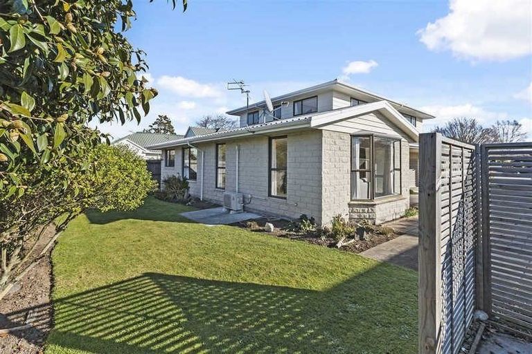 Photo of property in 2/120b Roydvale Avenue, Burnside, Christchurch, 8053