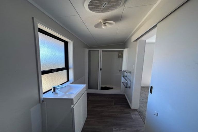 Photo of property in 121 Athena Drive, Totara Vale, Auckland, 0629