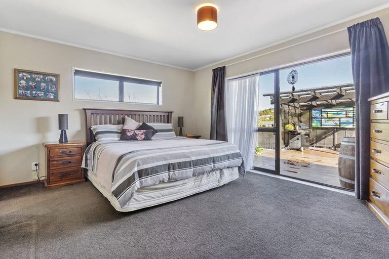 Photo of property in 33 Channing Crescent, Botany Downs, Auckland, 2010