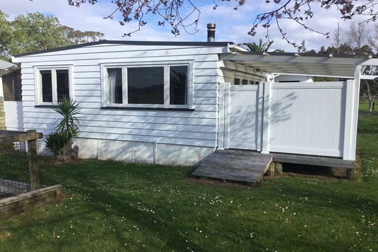 Photo of property in 60 Lathrope Road, Kumeu, 0892