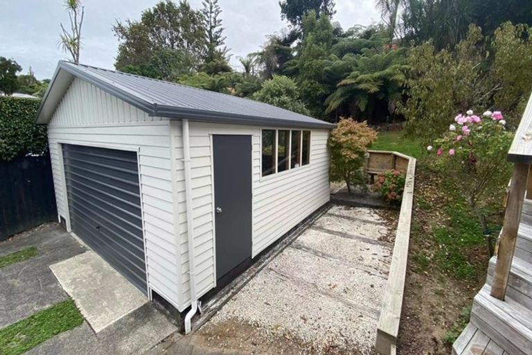 Photo of property in 11 Cottam Grove, Northcross, Auckland, 0632