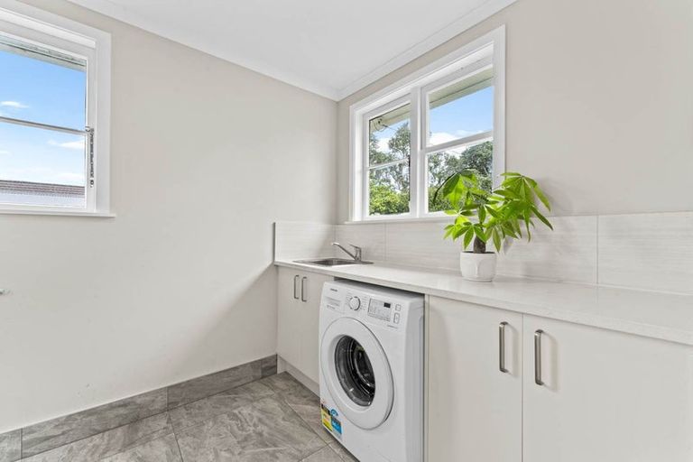 Photo of property in 37 Queen Mary Avenue, New Lynn, Auckland, 0600