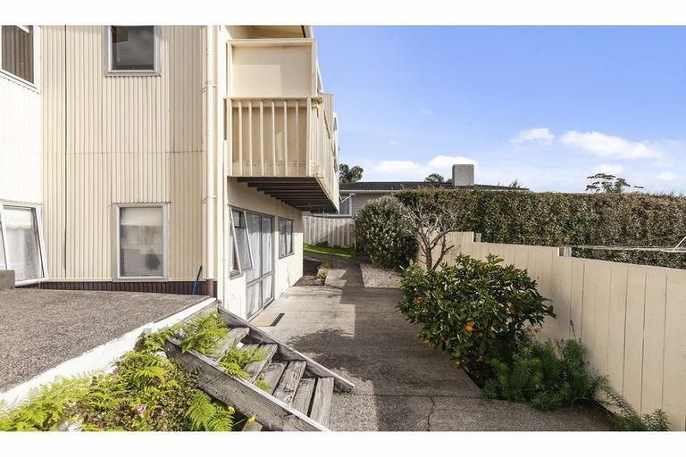 Photo of property in 2/58 Pupuke Road, Hillcrest, Auckland, 0627