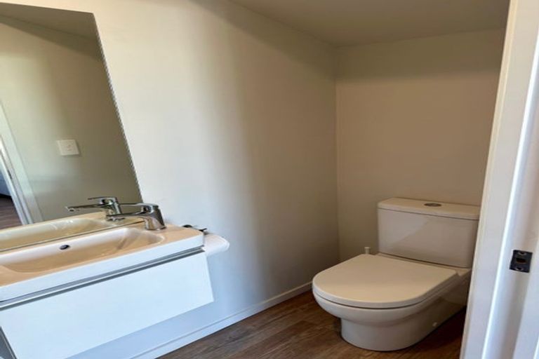 Photo of property in 1b Pavola Grove, Glenfield, Auckland, 0629