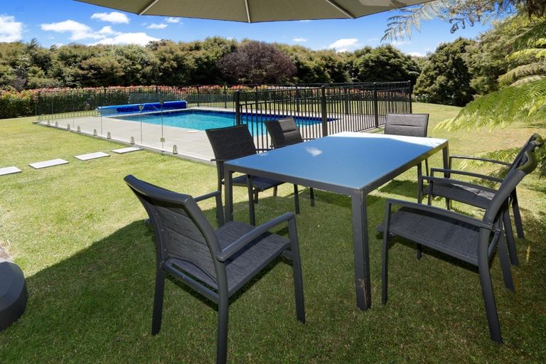 Photo of property in 33 Cochran Road, Oratia, Auckland, 0604