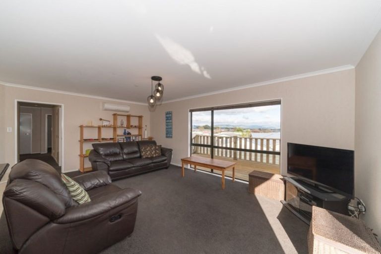 Photo of property in 12 Lydia Place, Kelvin Grove, Palmerston North, 4414