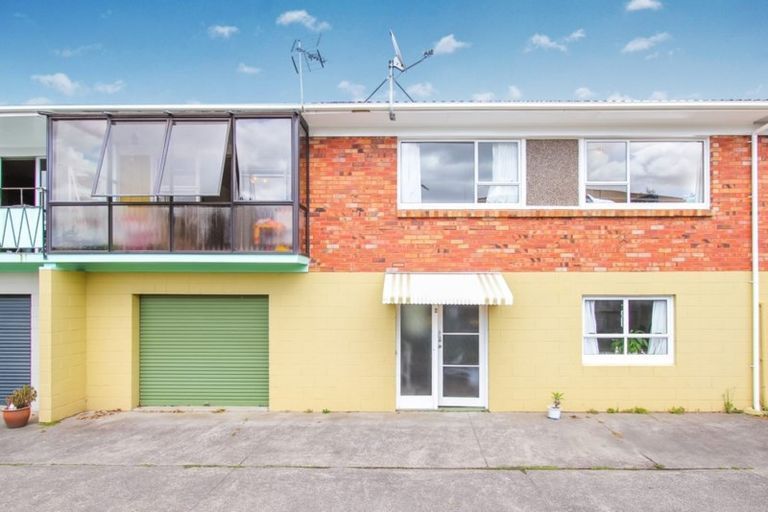 Photo of property in 2/120 Titirangi Road, New Lynn, Auckland, 0600