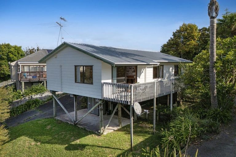 Photo of property in 16 Noeleen Street, Glenfield, Auckland, 0629