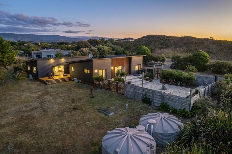 Photo of property in 7 Strathnaver Drive, Waikawa Beach, Manakau, 5573