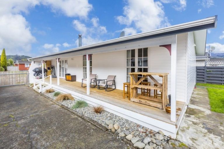 Photo of property in 35 Tacoma Drive, Totara Park, Upper Hutt, 5018