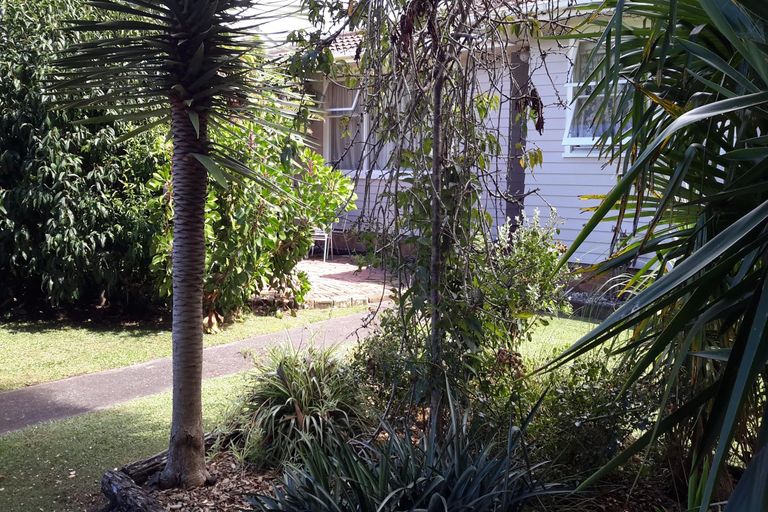 Photo of property in 10 Kaumatua Place, Te Atatu Peninsula, Auckland, 0610