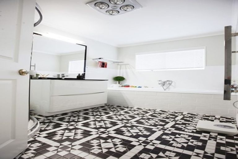 Photo of property in 2 Taroka Close, Pinehill, Auckland, 0632