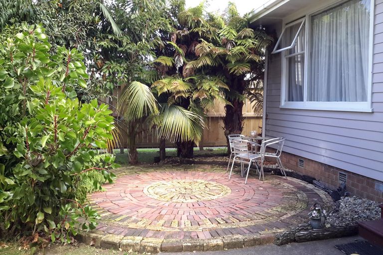 Photo of property in 10 Kaumatua Place, Te Atatu Peninsula, Auckland, 0610
