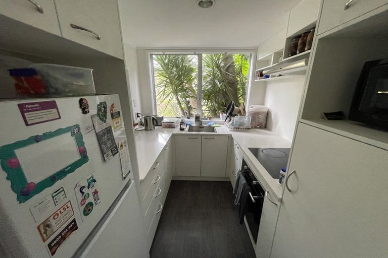 Photo of property in 90 Sunnyside Road, Sunnyvale, Auckland, 0612