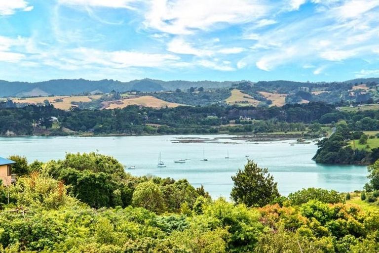 Photo of property in 15 Chisbury Terrace, Shelly Park, Auckland, 2014