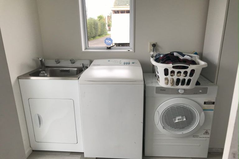 Photo of property in 1/28 Rewarewa Road, Te Atatu Peninsula, Auckland, 0610