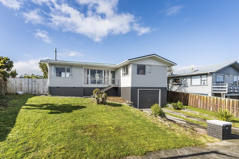 Photo of property in 124 Gloaming Hill, Titahi Bay, Porirua, 5022