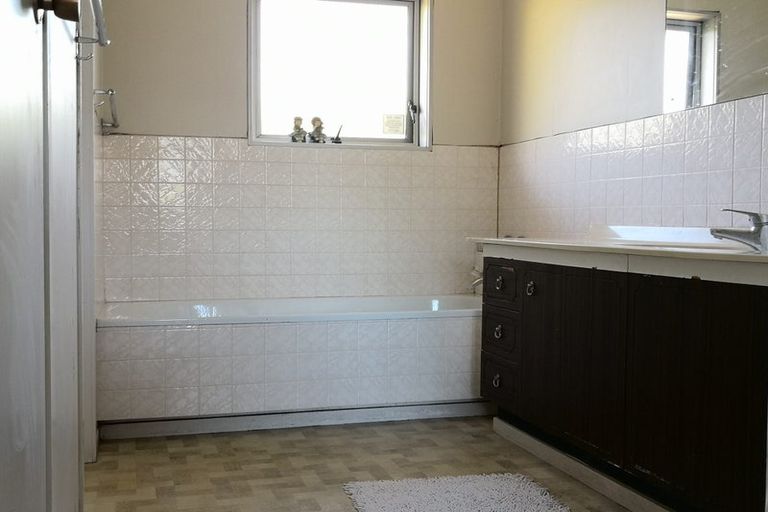 Photo of property in 1/47 Prince Regent Drive, Half Moon Bay, Auckland, 2012