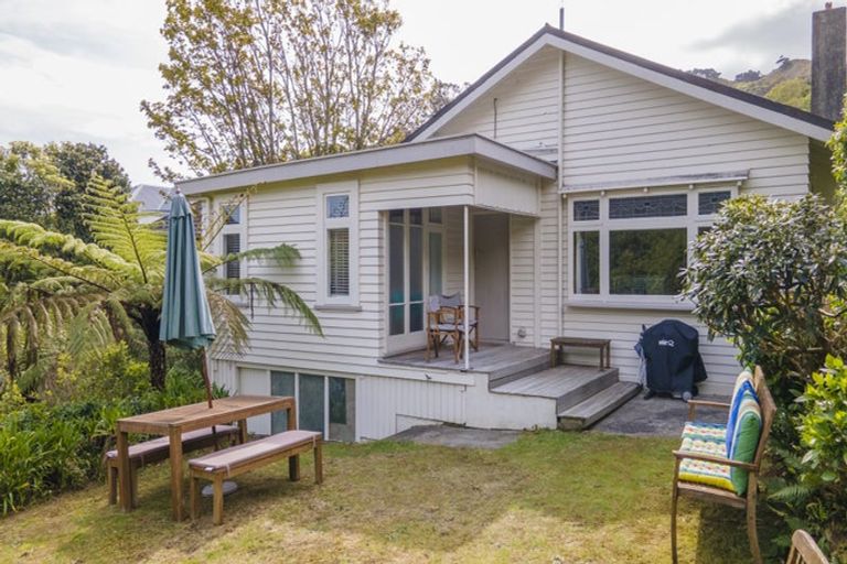 Photo of property in 18 Omar Street, Khandallah, Wellington, 6035