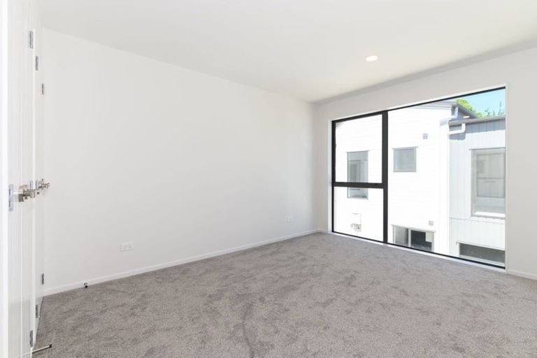 Photo of property in 2e Garner Place, Glenfield, Auckland, 0629