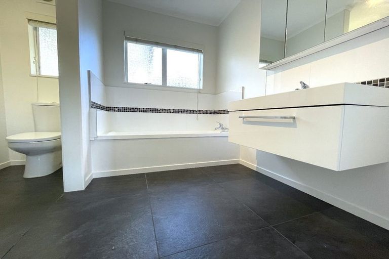 Photo of property in 15 Dalwhinnie Parade, Highland Park, Auckland, 2010