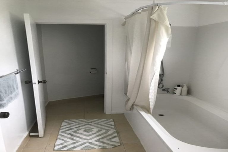 Photo of property in 17 Edgeworth Road, Glenfield, Auckland, 0629