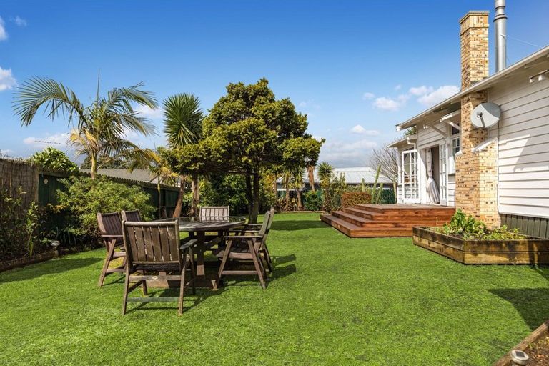 Photo of property in 14 Sandspit Road, Waiuku, 2123