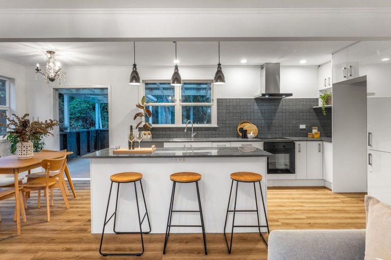 Photo of property in 42 Lauderdale Road, Birkdale, Auckland, 0626