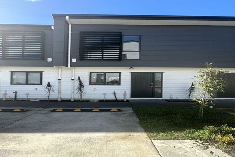 Photo of property in 23 Dotterel Place, Westgate, Auckland, 0614