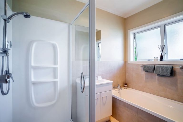 Photo of property in 2/98 Queen Street, Northcote Point, Auckland, 0627