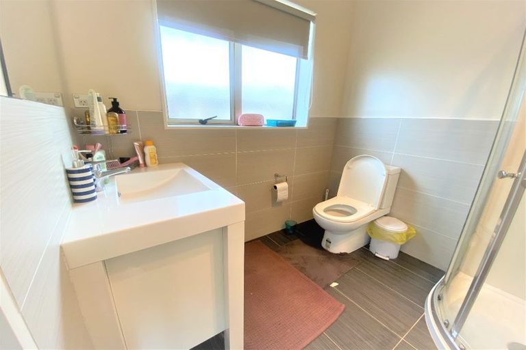 Photo of property in 106a Simpson Road, Henderson Valley, Auckland, 0614