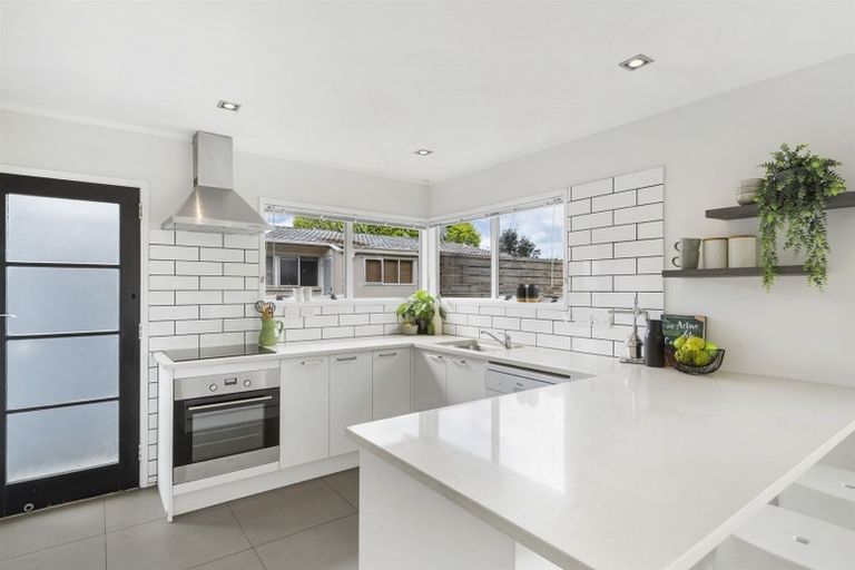 Photo of property in 2/5 Mannering Place, Hillcrest, Auckland, 0627