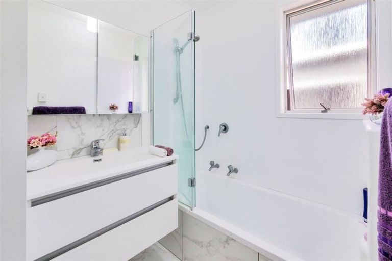 Photo of property in 28 Mawney Road, Henderson, Auckland, 0610