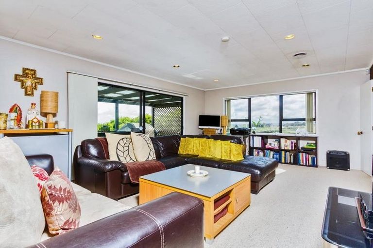 Photo of property in 27 Hobsonville Road, West Harbour, Auckland, 0618