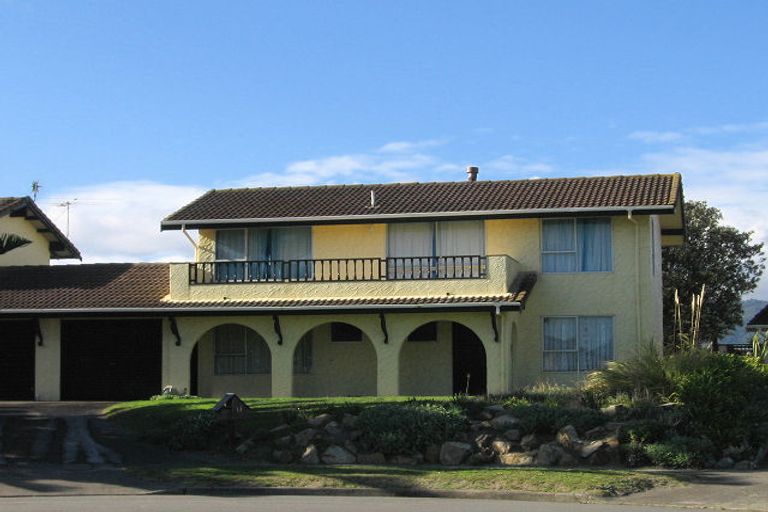 Photo of property in 11 Ara Kuaka, Waikanae Beach, Waikanae, 5036