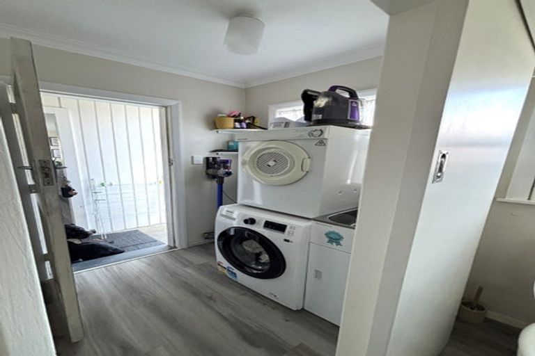 Photo of property in 2 Selwyn Street, Levin, 5510