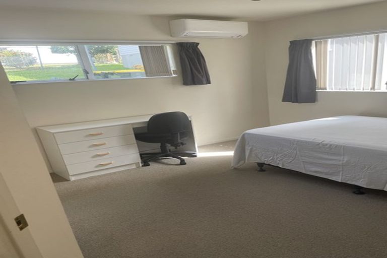 Photo of property in 2/479 Glenfield Road, Glenfield, Auckland, 0629