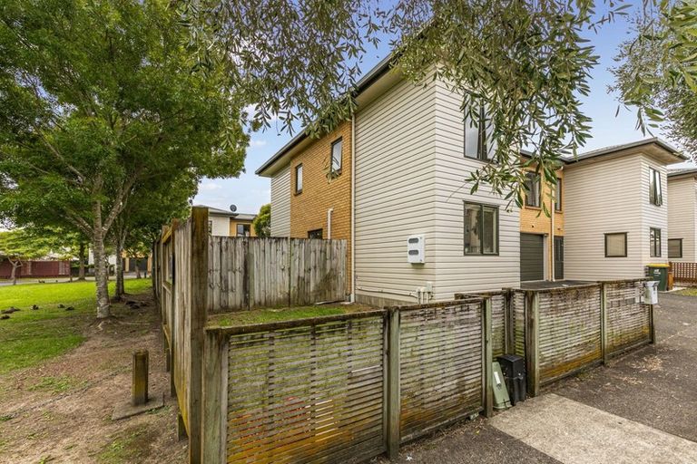 Photo of property in 56 Verdale Circle, Glen Eden, Auckland, 0602