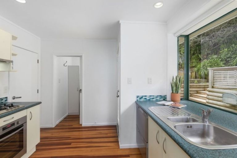 Photo of property in 70 Dowse Drive, Maungaraki, Lower Hutt, 5010