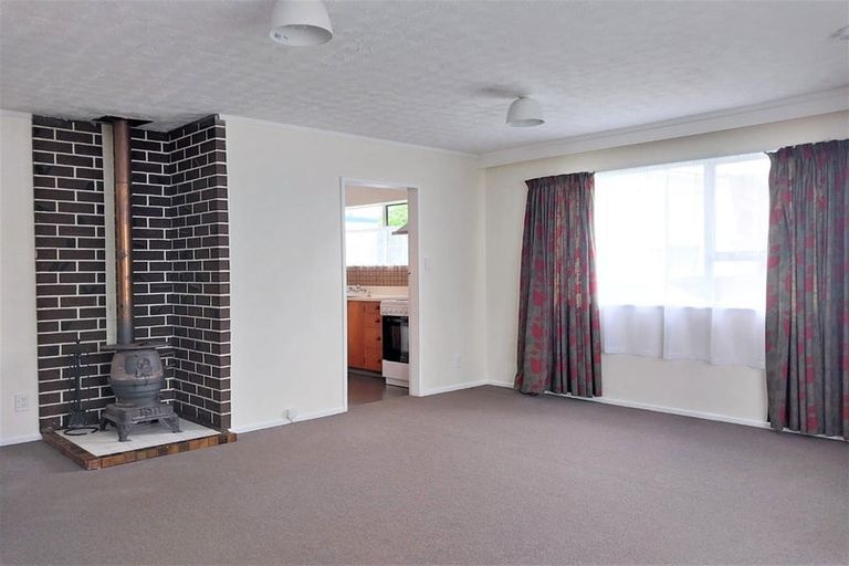 Photo of property in 10 Kingsbridge Place, Newlands, Wellington, 6037