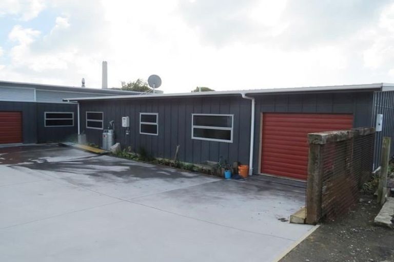 Photo of property in 32 Pioneer Road, Moturoa, New Plymouth, 4310