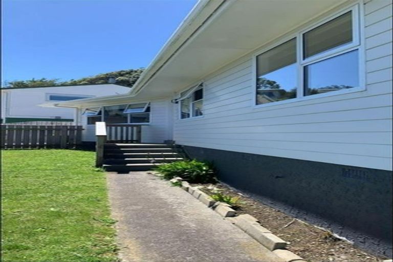 Photo of property in 12 Griffiths Grove, Newlands, Wellington, 6037