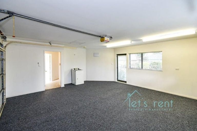 Photo of property in 2 Pat O'connor Place, Manurewa, Auckland, 2105