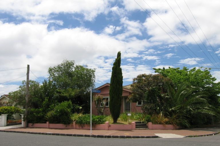 Photo of property in 15 Pasadena Avenue, Point Chevalier, Auckland, 1022